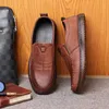 Wysokiej jakości skórzane mężczyźni swobodne buty ręcznie robione lekkie mokasyki oddychające wygodne spacery w sliponach 240223