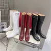 Bottes au genou à la mode femmes en cuir véritable talon épais côté fermeture éclair décontracté chevalier botte boucle en métal décoration bout carré classique talons bas bottes de créateurs