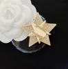 20 estilo marca de luxo letras duplas broches de designer para mulheres da moda broche de pérola de cristal roupas terno pino feminino joias de casamento acessório de festa de alta qualidade