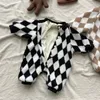 Vinterfödd baby pojkar och flickor baby romper med kashmir onesies utländsk check lamm ull barn varma bomullskläder 240219