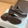 منصة جلدية براءة اختراع أسود مستديرة أحذية متزايدة للمصممين المصممين منخفضة الكعب شقق صالة الأحذية