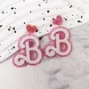 Breloques en acrylique rose frais, petites boucles d'oreilles avec lettres d'amour, accessoires pour ongles étincelants pour femmes, 2024