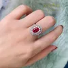 Bagues de cluster 925 Bague en argent Femme Diamant rouge Rétro Advanced Design Bijoux de mariage en gros