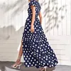 Var centrum för uppmärksamheten med denna underbara V-Neck korta ärm Side Slit Midi Polka Dot Dress med en hög midja och en A-line kjol