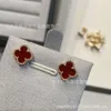 Bracelet de créateur Van Cleff Vcas Mini boucles d'oreilles en herbe à quatre feuilles Fritillaria naturelle placage épais boucles d'oreilles en argent non allergique 18 carats pour femmes