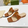 Blondie Thong Slide Sandals Designer Femmes Sandale Intrlocking circulaire Flip Flop Le cuir en cuir Plat Sandales Low Block Talons Chaussures de plage d'été 35-44 05