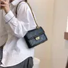 Xiaoxiangfeng łańcuch lingge kobiet w 2023 r. Nowy kolor kontrastowy tkający mały kwadratowy i modny jedno ramię w torbie crossbody 75% sprzedaż bezpośrednia fabryczna