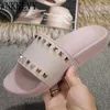 Slippers plat dikke zool rubberen strand schuifregelaar met klinknagel decoratie open teen sandalen zomerside vakantie schoenen luie sandalen unisex stijl j240224