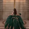 Abiti Quinceanera verde smeraldo per 16 ragazze con scollo a V al largo della spalla Applicazioni dorate Perline Abiti da ballo principessa Abiti da ballo di compleanno abiti da