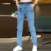 Jeans da uomo design slim fit elasticizzato streetwear abbigliamento moda multi tasche blu cielo cargo pantaloni in denim di marca maschile