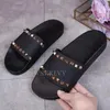 Slippers plat dikke zool rubberen strand schuifregelaar met klinknagel decoratie open teen sandalen zomerside vakantie schoenen luie sandalen unisex stijl j240224