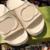 Designerskie kapcie luksusowe damskie letnie sandały literowe suwaki grubego basnarza Matsutake grube dolne pantofel na zewnątrz masaż platforma plażowa suwaki buty