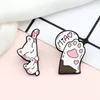 Broches 2-4pcs Casal Broche de Gato Conjunto Preto Branco Kitty com Saco de Peixe Seco Esmalte Pin Bruxa CrescentCat Desenhos Animados Rosa Patas Emblema Jóias