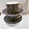 Kopjes schotels handgeschilderd met schotel keramische kop porselein aardewerk drinkgerei servies koffiemok wijnmokken