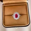 Bagues de cluster 925 Bague en argent Femme Diamant rouge Rétro Advanced Design Bijoux de mariage en gros