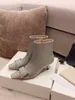 2024 Botas de designer de luxo sexy gatinho saltos tornozelo botas mulheres fivela de cinto apontou toe caminhada mostrar sapatos de festa de couro genuíno salto alto botas curtas sr