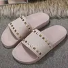 Slippers plat dikke zool rubberen strand schuifregelaar met klinknagel decoratie open teen sandalen zomerside vakantie schoenen luie sandalen unisex stijl j240224