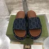 Designer-Sandalen, Hausschuhe, Sommerklassiker, Damen-Plateau-Slides, dicke Plateau-Slipper, Scuffs, mehrfarbige Macaron-Slides aus rosa, blauem Canvas und Denim