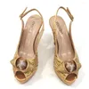 Туфли для женщин в зрелом стиле, итальянские женские туфли и подходящая сумка золотого цвета, сандалии на пятке с блестящими кристаллами и платформой для вечеринок
