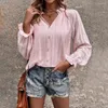 Blouses feminina feminina camisa de primavera Blusa listrada de textura Manga macia de manga de colarinho meio aberto Decoração para o outono