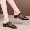 Pantoufles en cuir souple pour femmes, chaussures d'été à bout fermé, maille respirante avec strass, talons épais à la mode, 2024