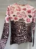 Damen T-Shirt Rose Leopard Print Damen O-Ausschnitt Langarm Elastisch Slim Fit Koreanische Mode Top Retro Patch Work Grafik Y2k Kleidung J240224
