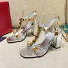 샌들 럭셔리 리벳 장식 T- 스트랩 샌들을위한 여자 여자 여자 진짜 가죽 섹시한 오픈 발가락 멀티 컬러 하이힐 여름 신발 2402