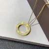 Colar círculo brilhante familiar com cartão de ouro em V de alta versão com pingente de diamante completo em ouro rosa 18K e corrente de clavícula para mulheres