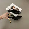 Модельные туфли Коричневые женские туфли на высоком каблуке с острым носком, черные женские туфли-лодочки из лакированной кожи, летние офисные пикантные туфли на шпильке