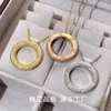 Colar círculo brilhante familiar com cartão de ouro em V de alta versão com pingente de diamante completo em ouro rosa 18K e corrente de clavícula para mulheres