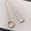 Colar círculo brilhante familiar com cartão de ouro em V de alta versão com pingente de diamante completo em ouro rosa 18K e corrente de clavícula para mulheres