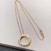 Colar círculo brilhante familiar com cartão de ouro em V de alta versão com pingente de diamante completo em ouro rosa 18K e corrente de clavícula para mulheres