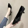Chaussures habillées Sandales de haute qualité pour femmes 2024 Été et automne Saison pointue à talons bas français petits talons noirs simples