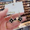 Stud Clover Designer Studs Clip Mother of Pearl Mid Size Ladies Earring Sier Ear anillo para 2024 tiendas de regalos para mujeres de moda