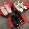 Luxury Girl Princess Shoe Shiny Patent Leather Child Sneakers Storlek 26-35 Inklusive Shoe Box Metal Metal Baby Flat Shoes 24Feb20