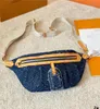 Denim axelväskor för kvinnor 2024 lyxdesigner plånböcker och handväskor blå underarm hobos casual street crossbody totes