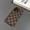 Luksusowy projektant iPhone 15 Pro Max Case Telefon dla 15 Plus IP14 Promaks 13 12 11 Śliczne klasyczne wzór skórzany tylna okładka metalowa tablica znamionowa kwadratowa skrzynia