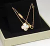 Nytt Clover Necklace Pendant Pearl Mother Rostfritt stål Pläterad 18K Women's Girl Valentine's Day Mors dag Engagemangsmycken Present Partihandel