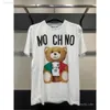 Moschino Womens Mens 디자이너 T 셔츠 Tshirts 패션 레터 인쇄 짧은 슬리브 레이디 티 테일 럭스러스 캐주얼 옷 탑 티셔츠 의류 모스키노스 셔츠 3952