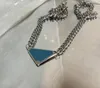 Designer Argent Couleur Mens Collier Femmes Triangle Lettres Tendance Punk Émail Cool Street Femmes Pendentifs Colliers Dames Chaînes Bijoux De Luxe