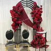 花のアーチ、黒い結婚式の椅子の花嫁、花groomを使った結婚式の装飾イベントの背景