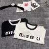 Miumius Designer Strickwege Luxus Mode für Frauen Strick Tees Frühling Frauen Brief Schulter Kurzarm T-Shirt Damen Kontrastfarbe