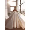 Zachęcąc się Brykrubride 2024 Satyna z kości słoniowej Dubaj Arabskie sukienki ślubne Seksowne koraliki bez ramiączki bez pleców Ruche długie suknie ślubne pociągu z dużym łukiem