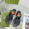 Carta sandálias planas femininas verão preto estação europeia metal flip-flops fundo macio aberto toe flip-flop