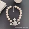 Créateur Vivianes Westwoods Jewelry Viviennr Empress Dowager Xis Collier de perles surdimensionnées et exagérées avec grand collier de diamants Saturn incrusté de diamants Light Lu