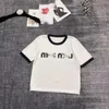 Miumius Designer Strickwege Luxus Mode für Frauen Strick Tees Frühling Frauen Brief Schulter Kurzarm T-Shirt Damen Kontrastfarbe