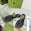 Carta sandálias planas femininas verão preto estação europeia metal flip-flops fundo macio aberto toe flip-flop