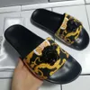 Designer Sandals Italy Slippers Paris Nya gummibilder Sandaler Black Gold Women Män Slipper Flat Flip Flops Womens Fashion Standed Beach