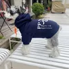 Designer Chiens vêtements pour chiens hiver Appareils classiques LETTRE IMPRIMÉ DOG DIGNE COTTON COTTON FUST Sweat-shirt doux Pull chaud Métons temps froid pour les petits chiens Bleu A950