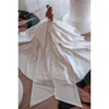 Zachęcąc się Brykrubride 2024 Satyna z kości słoniowej Dubaj Arabskie sukienki ślubne Seksowne koraliki bez ramiączki bez pleców Ruche długie suknie ślubne pociągu z dużym łukiem